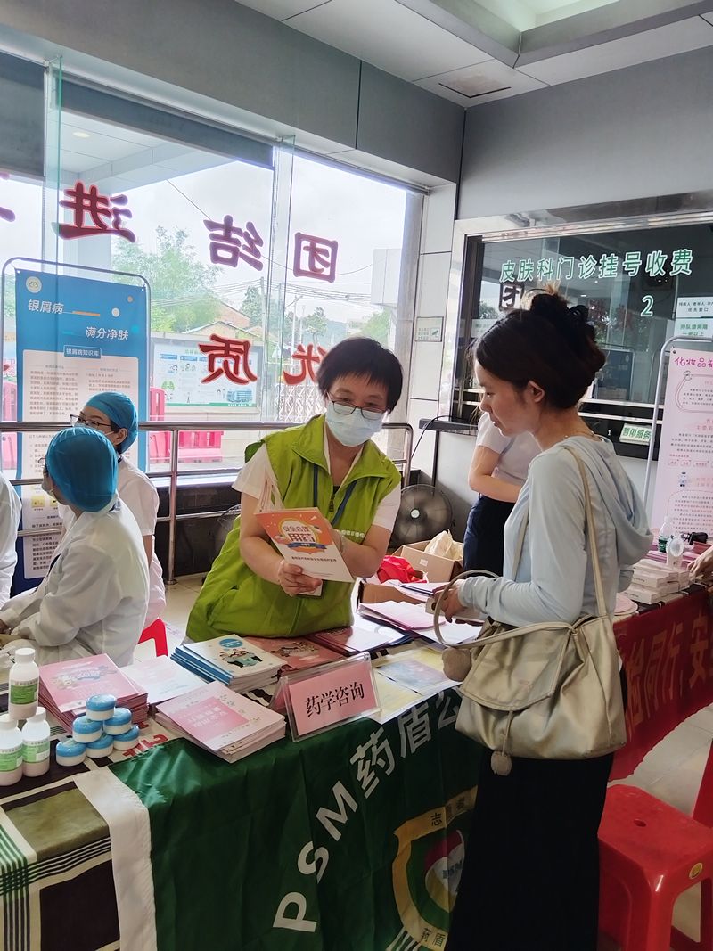 照片3：慢病站药师为群众答疑_tn.jpg