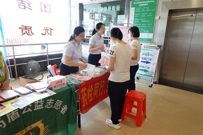 照片1：顺德中心为群众答疑_tn.jpg